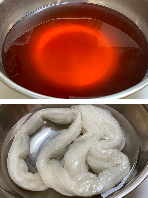上：漉した染液がこれです。下：絹糸